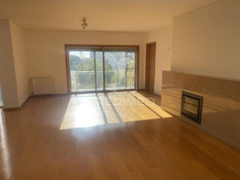 Vende-se excelente  apartamento t4 leça da palmeira com garagem para 2 carros