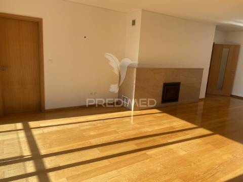 Vende-se excelente  apartamento t4 leça da palmeira com garagem para 2 carros