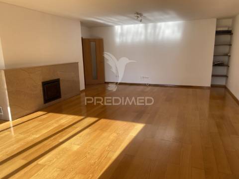 Vende-se excelente  apartamento t4 leça da palmeira com garagem para 2 carros