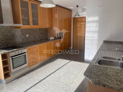 Vende-se excelente  apartamento t4 leça da palmeira com garagem para 2 carros