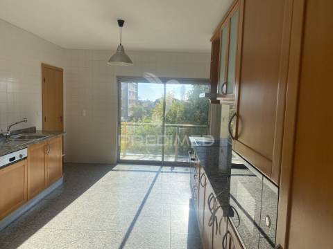 Vende-se excelente  apartamento t4 leça da palmeira com garagem para 2 carros