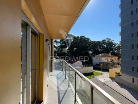 Vende-se excelente  apartamento t4 leça da palmeira com garagem para 2 carros