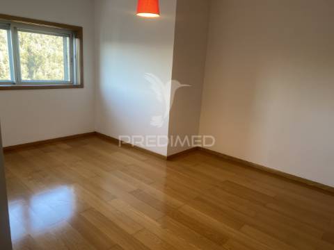 Vende-se excelente  apartamento t4 leça da palmeira com garagem para 2 carros