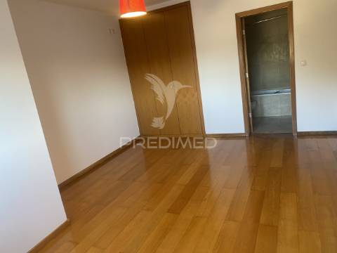 Vende-se excelente  apartamento t4 leça da palmeira com garagem para 2 carros