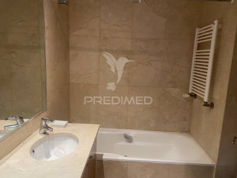 Vende-se excelente  apartamento t4 leça da palmeira com garagem para 2 carros