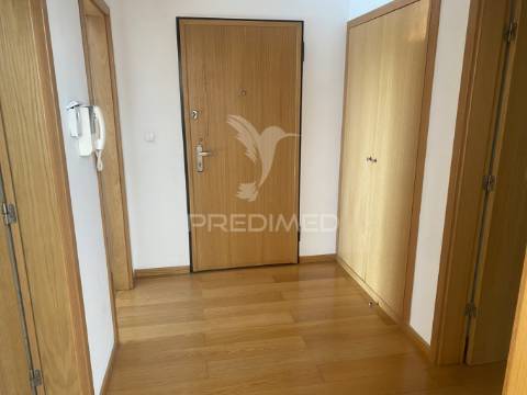 Vende-se excelente  apartamento t4 leça da palmeira com garagem para 2 carros