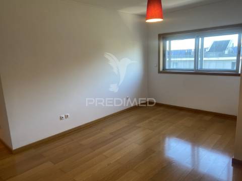 Vende-se excelente  apartamento t4 leça da palmeira com garagem para 2 carros