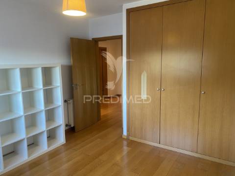 Vende-se excelente  apartamento t4 leça da palmeira com garagem para 2 carros