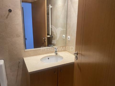 Vende-se excelente  apartamento t4 leça da palmeira com garagem para 2 carros