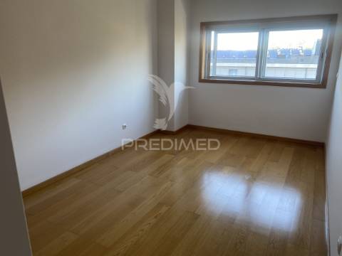 Vende-se excelente  apartamento t4 leça da palmeira com garagem para 2 carros