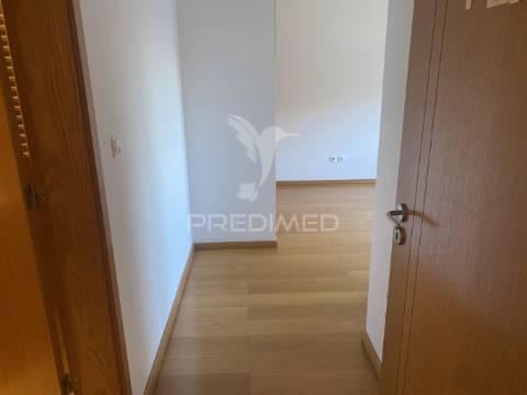 Vende-se excelente  apartamento t4 leça da palmeira com garagem para 2 carros