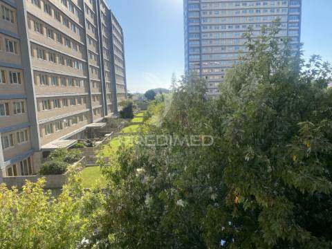 Vende-se excelente  apartamento t4 leça da palmeira com garagem para 2 carros