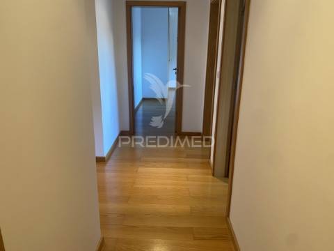 Vende-se excelente  apartamento t4 leça da palmeira com garagem para 2 carros