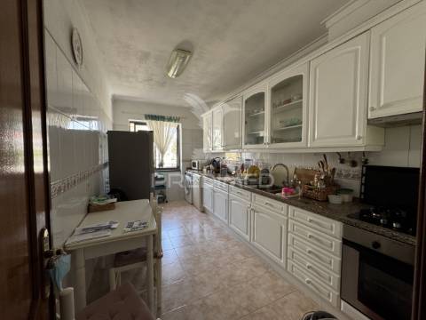 Apartamento t3 c/garagem e parqueamento