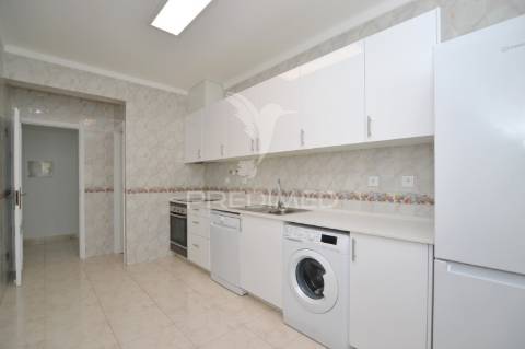 Apartamento t2/estacionamento privado