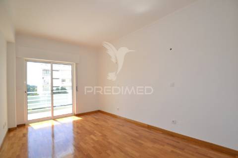 Apartamento t2/estacionamento privado