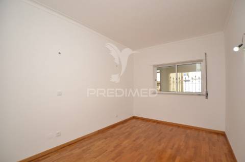 Apartamento t2/estacionamento privado