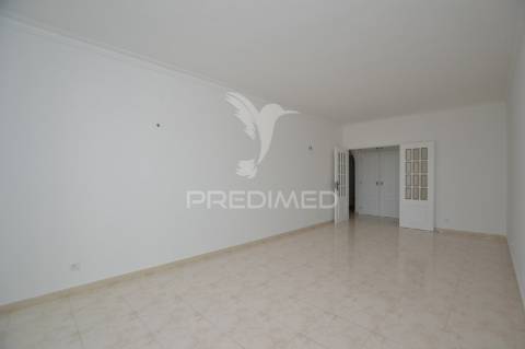 Apartamento t2/estacionamento privado