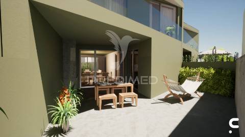 Moradia  em condominio fechado com piscina, junto  à praia