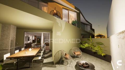 Moradia  em condominio fechado com piscina, junto  à praia