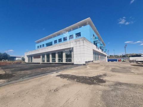 Terreno com prédio elvas