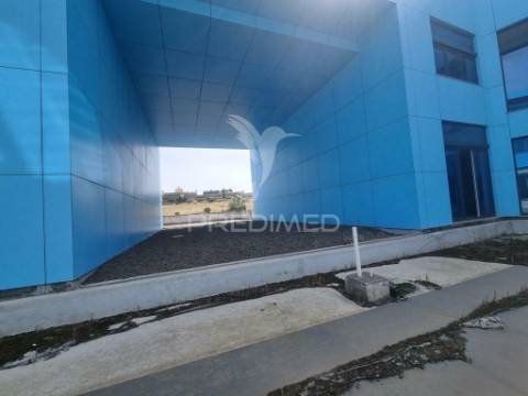 Terreno com prédio elvas