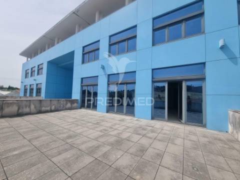 Terreno com prédio elvas