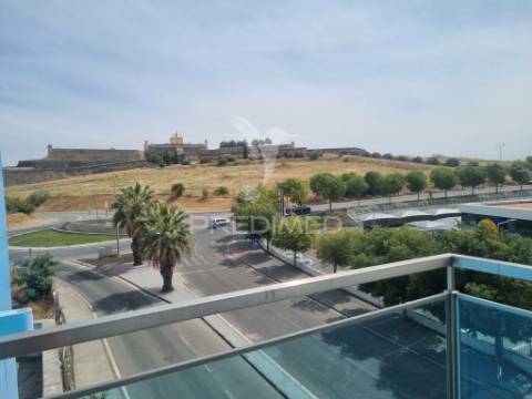 Terreno com prédio elvas