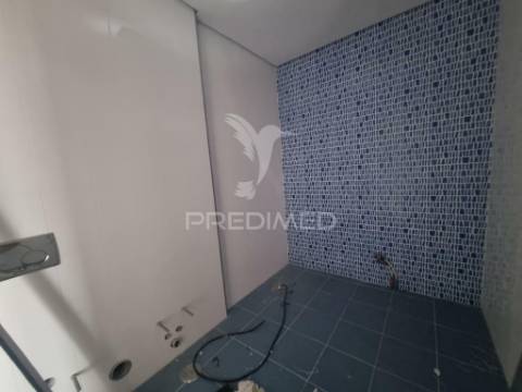 Terreno com prédio elvas