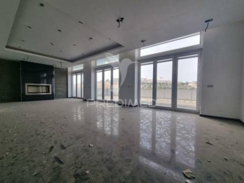 Terreno com prédio elvas