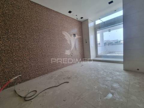 Terreno com prédio elvas