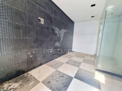 Terreno com prédio elvas