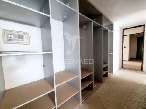 Terreno com prédio elvas