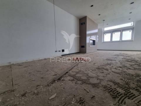 Terreno com prédio elvas