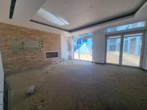 Terreno com prédio elvas