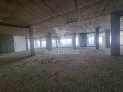 Terreno com prédio elvas