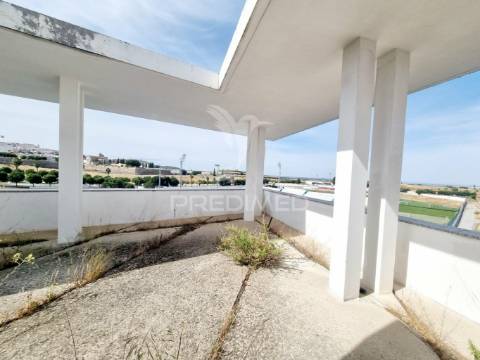 Terreno com construção elvas