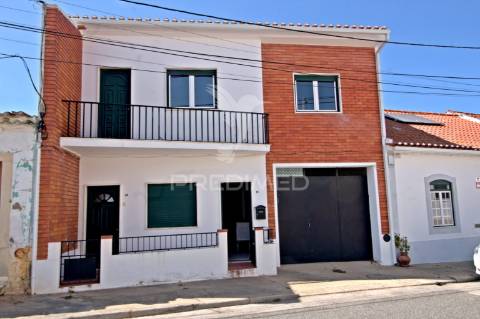 Moradia v5 com infraestrutura equestre no centro da golegã