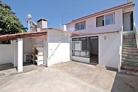 Moradia v5 com infraestrutura equestre no centro da golegã