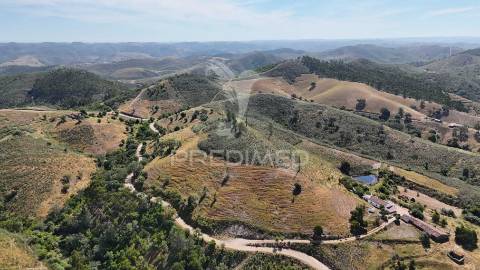 Monte alentejano a 50 km da costa com 90.000 m2 com sobreiros