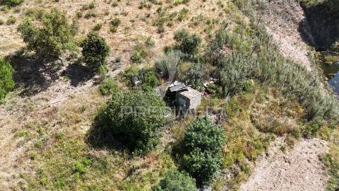 Monte alentejano a 50 km da costa com 90.000 m2 com sobreiros