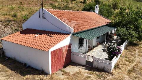 Monte alentejano a 50 km da costa com 90.000 m2 com sobreiros