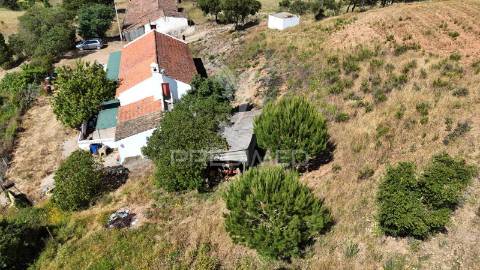 Monte alentejano a 50 km da costa com 90.000 m2 com sobreiros