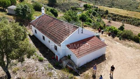 Monte alentejano a 50 km da costa com 90.000 m2 com sobreiros