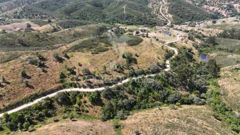 Monte alentejano a 50 km da costa com 90.000 m2 com sobreiros