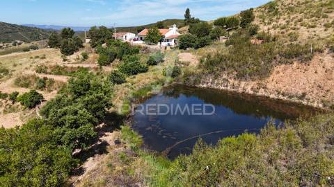 Monte alentejano a 50 km da costa com 90.000 m2 com sobreiros