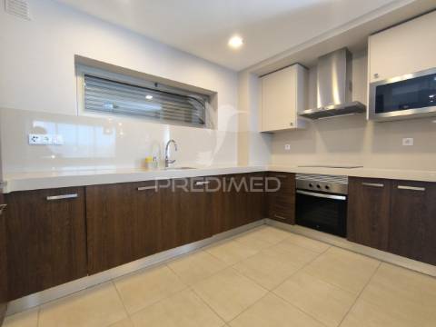 T2 condominio fechado com jardim, sauna e piscinas