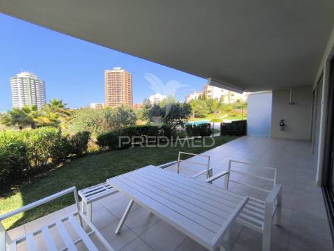 T2 condominio fechado com jardim, sauna e piscinas