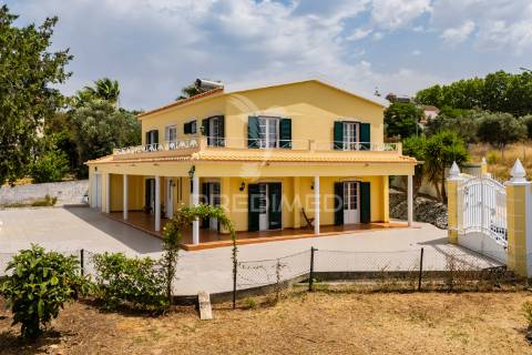 Encantadora moradia t5 em alcácer do sal com terreno de 1540m2 em plena natureza alentejana