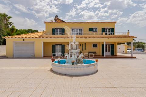 Encantadora moradia t5 em alcácer do sal com terreno de 1540m2 em plena natureza alentejana